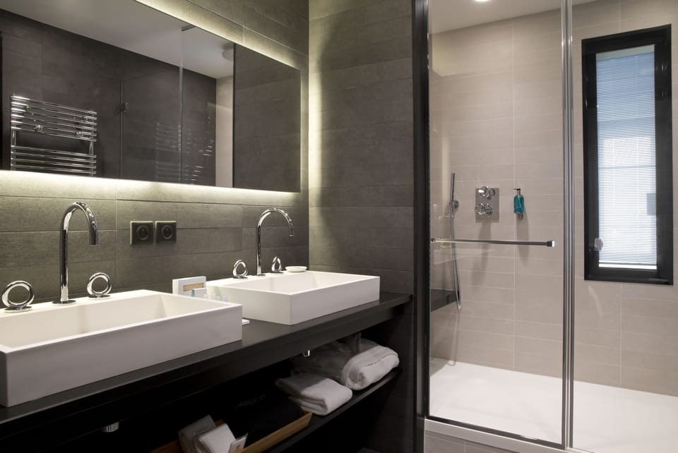 Deluxe Room | Bathroom | Rainfall showerhead, free toiletries, hair dryer, towels