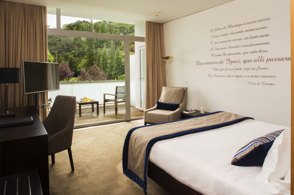 Spa Room | Minibar, in-room safe, desk, blackout drapes