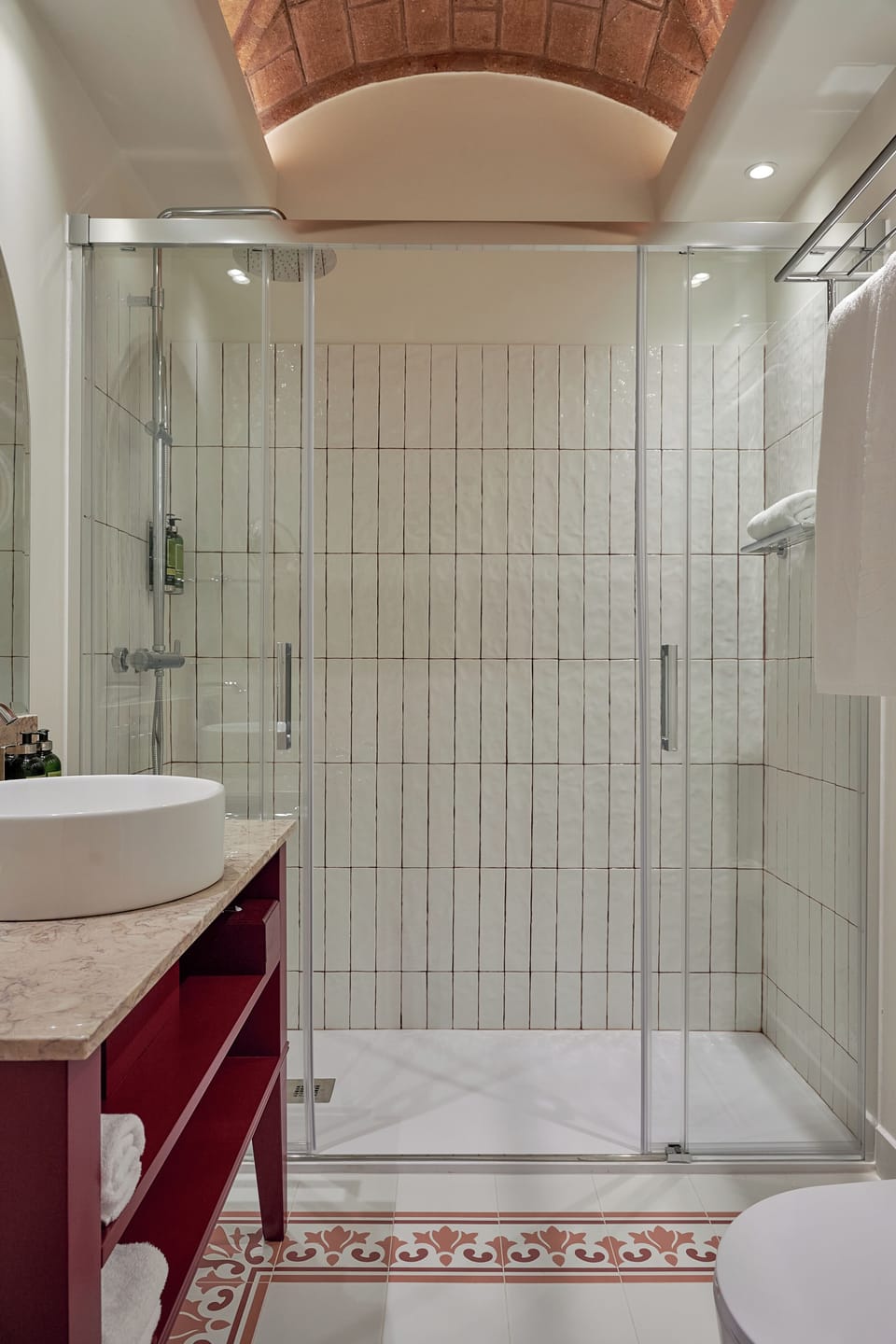 Bathtub, free toiletries, hair dryer, bathrobes