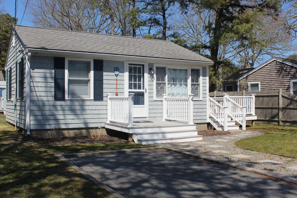 Cozy cottage front exterior.