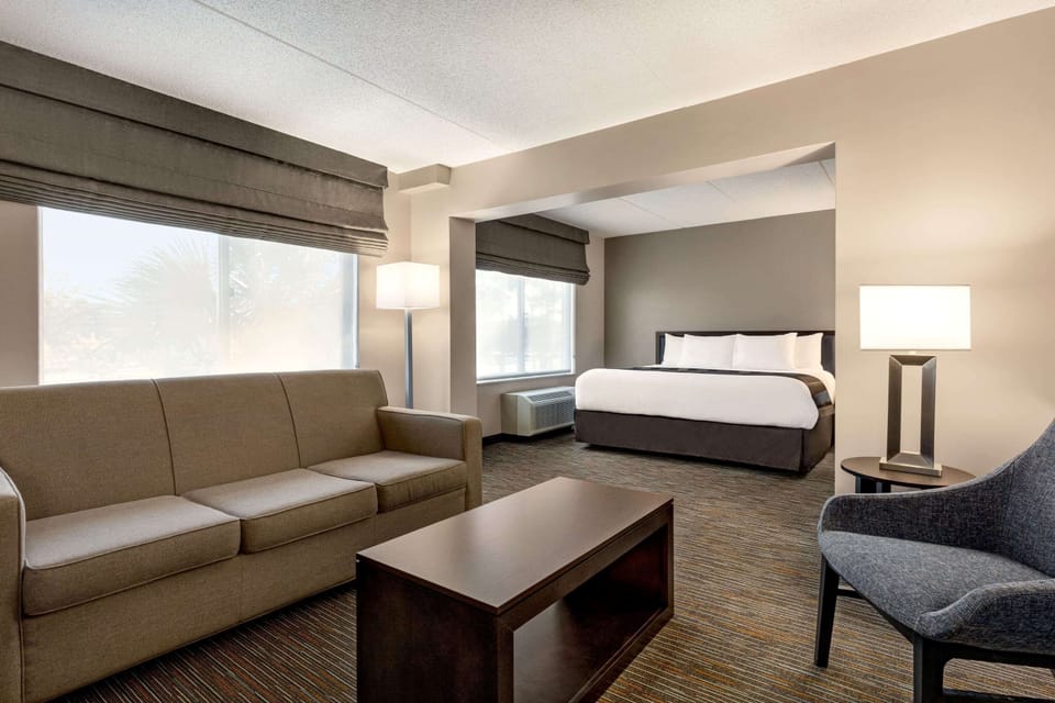 Studio Suite, 1 King Bed, Non Smoking | Premium bedding, pillowtop beds, in-room safe, desk