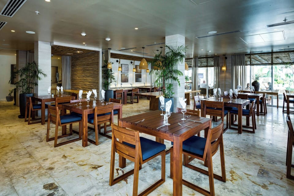6 restaurants, dinner served