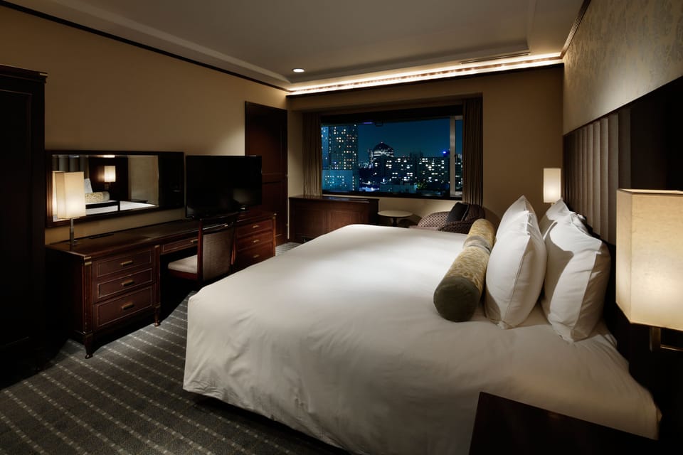 Club Suite King with Lounge Access, Non smoking | Down comforters, in-room safe, blackout drapes, iron/ironing board