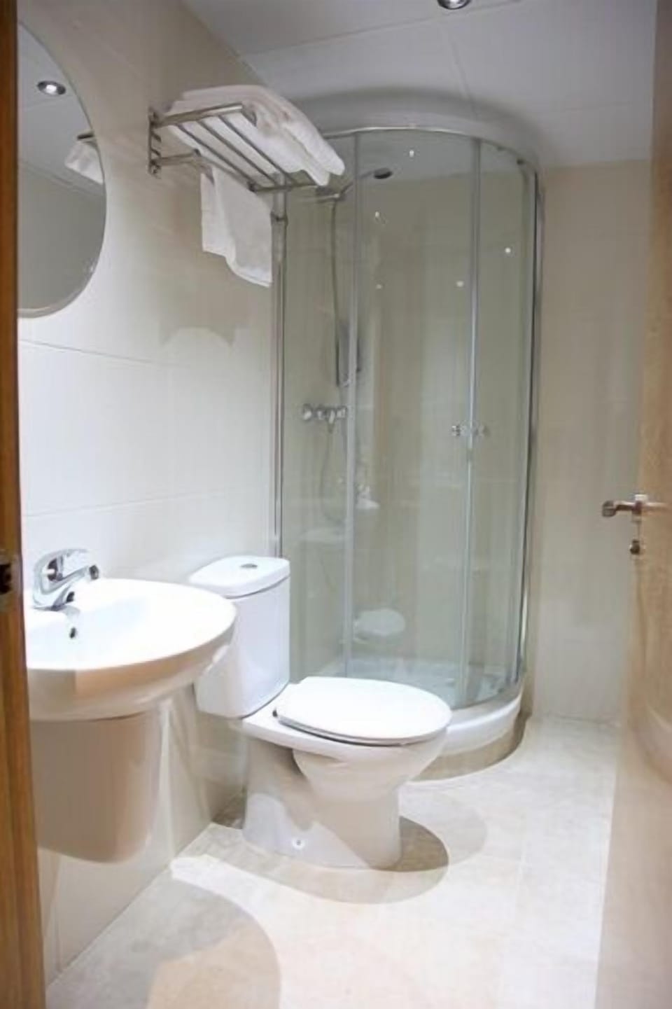 Standard Double or Twin Room | Bathroom | Shower, hair dryer, towels