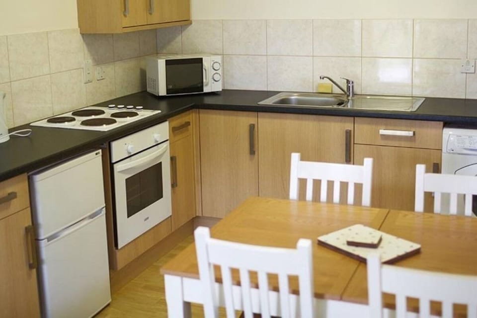 Deluxe Cabin, 1 King Bed, Kitchen, Garden View | Private kitchen | Coffee/tea maker, electric kettle