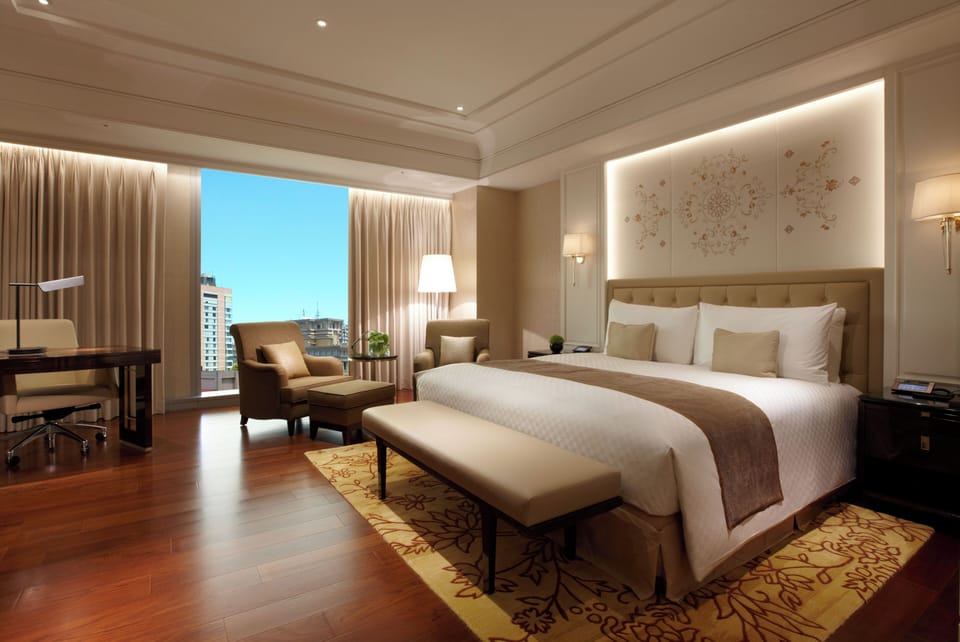 Premium Prestige King Room | Premium bedding, down comforters, pillowtop beds, minibar