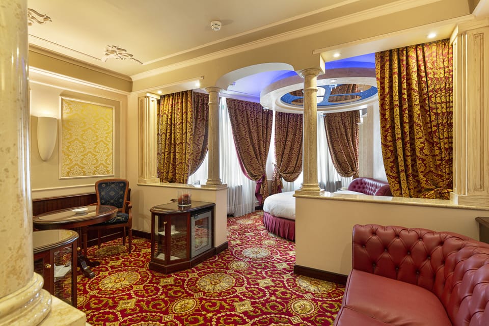 Suite | Minibar, in-room safe, desk, blackout drapes