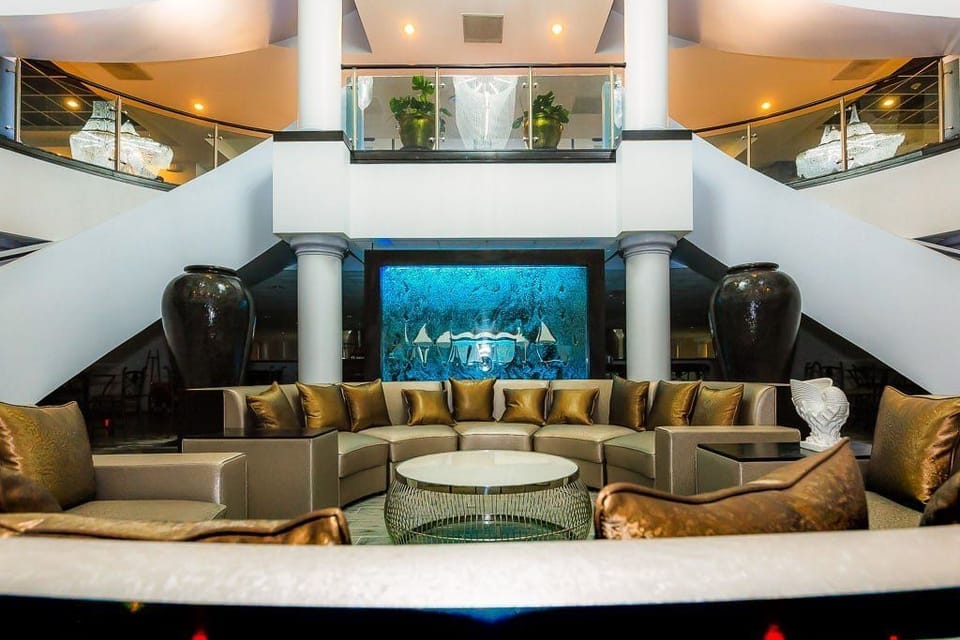 2 bars/lounges, poolside bar