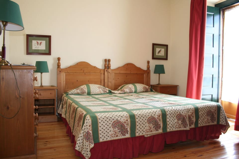 5 bedrooms, desk, soundproofing, cribs/infant beds