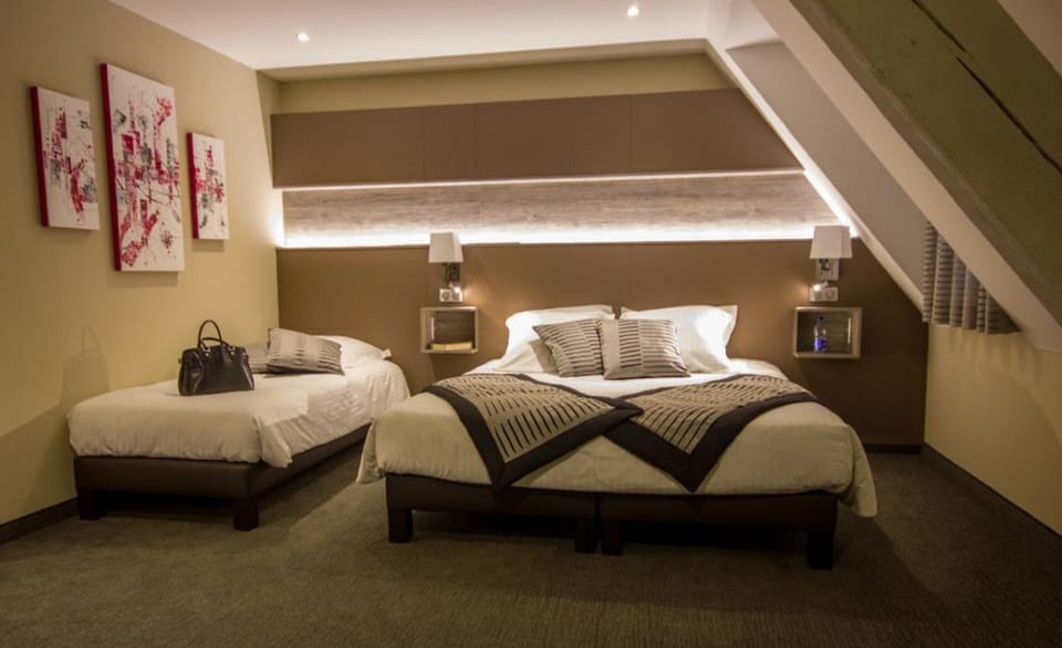 Desk, soundproofing, free WiFi, bed sheets