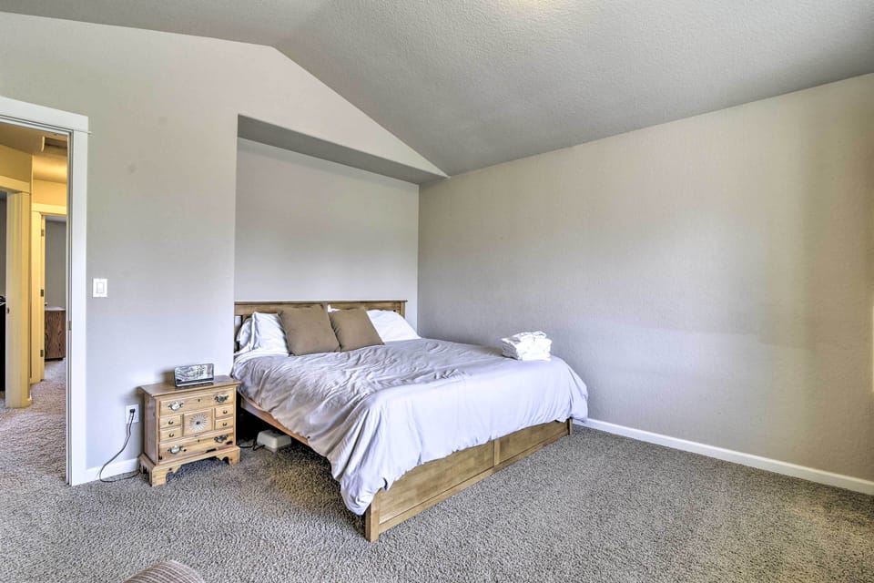 Bedroom 1 | King Bed (Split Adjustable Bed)