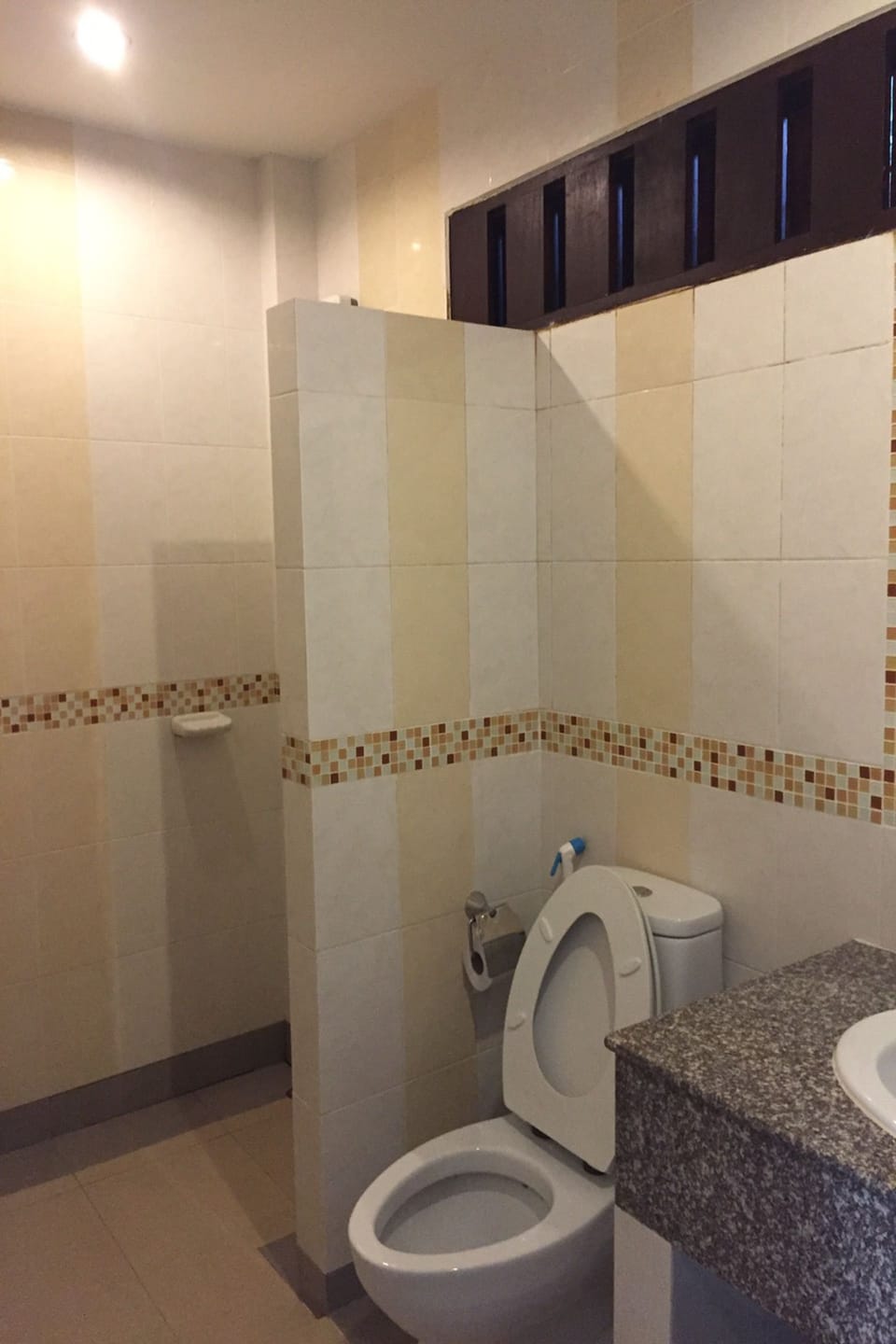 Standard Room, 1 King Bed | Bathroom | Shower, towels