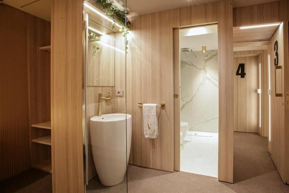 Deluxe Double Room | Bathroom | Shower, free toiletries, hair dryer, slippers