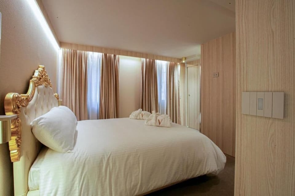 1 bedroom, desk, laptop workspace, blackout drapes