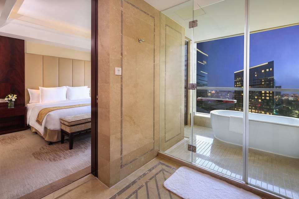 Premium bedding, in-room safe, desk, blackout drapes