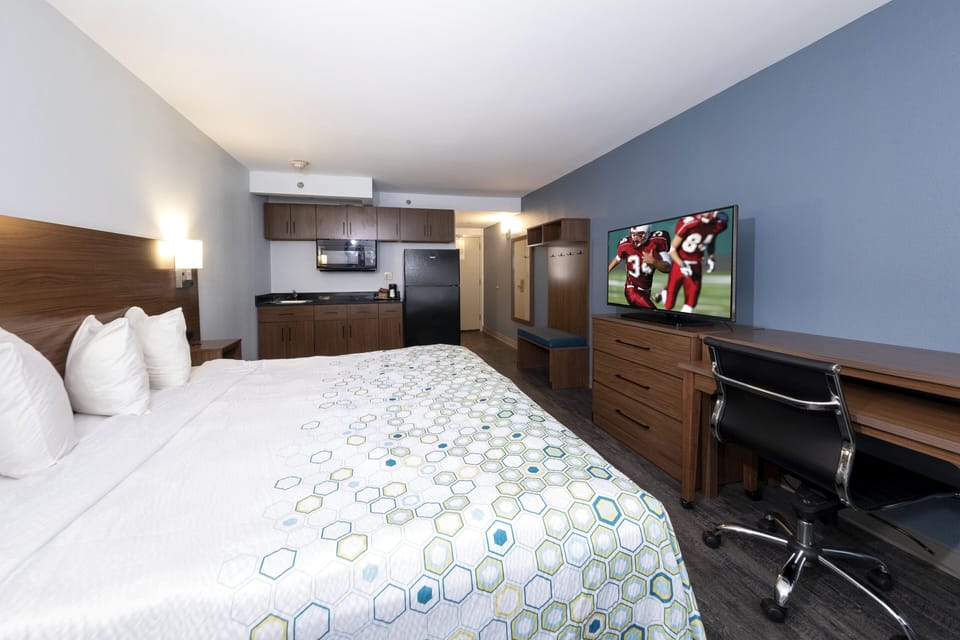 Studio, 1 King Bed (Smoke Free) | Desk, blackout drapes, iron/ironing board, free WiFi