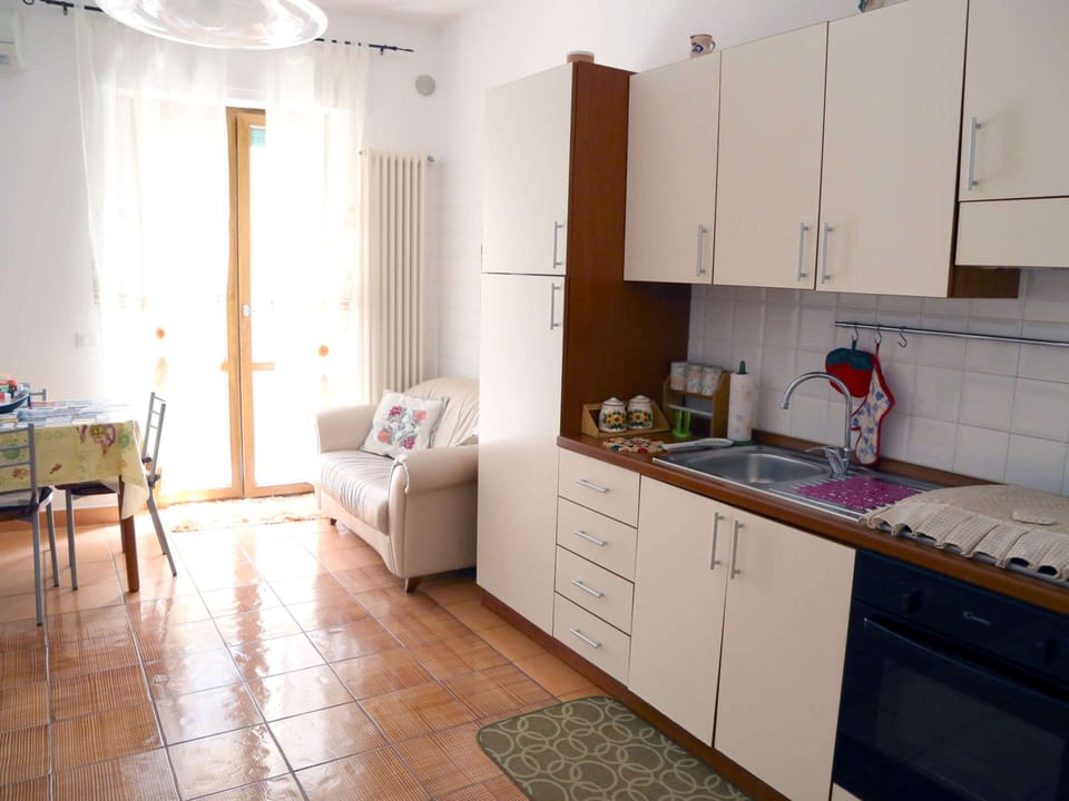 House | Private kitchen | Microwave, coffee/tea maker