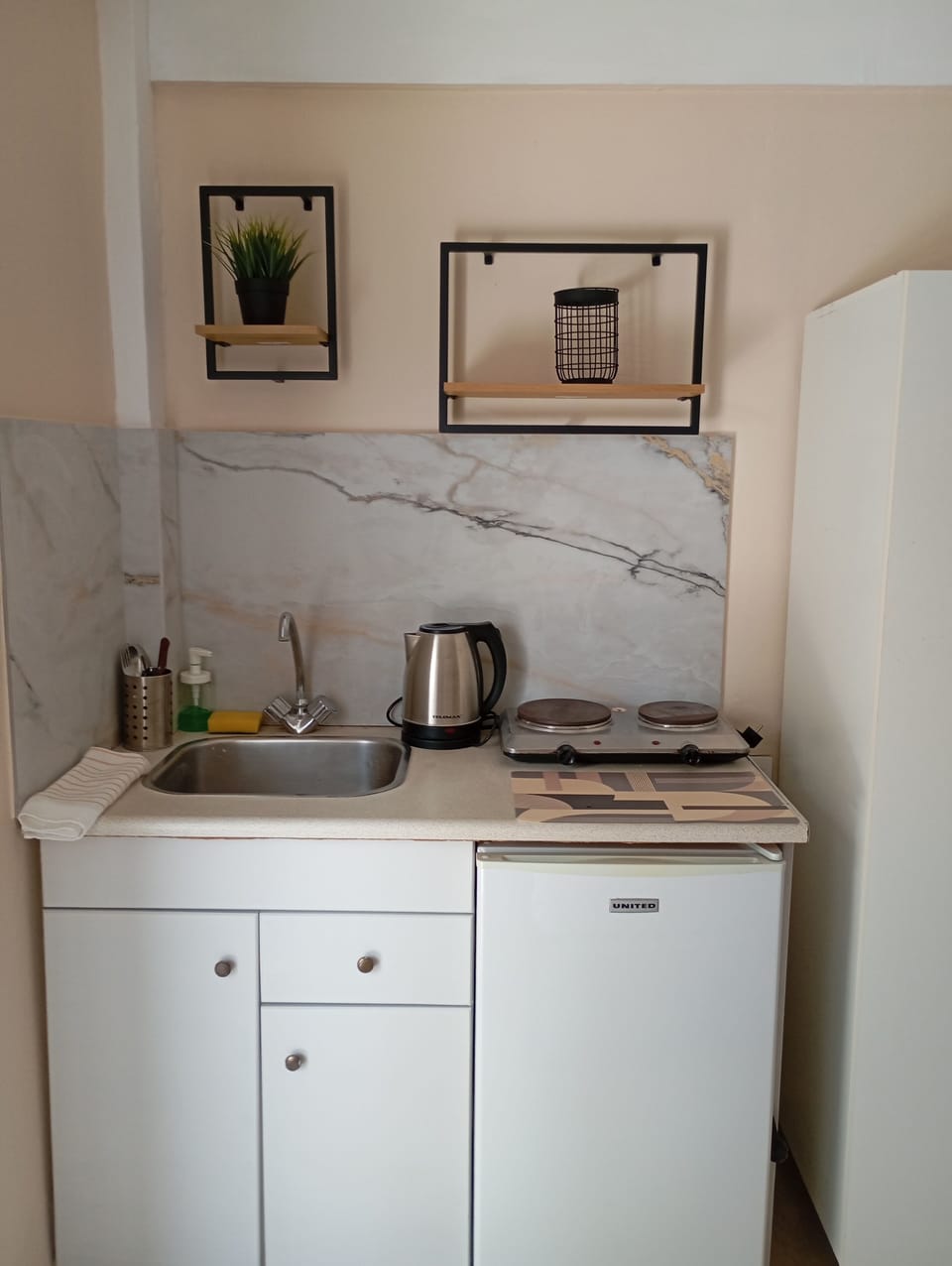 Superior Studio | Private kitchen | Full-size fridge, stovetop, coffee/tea maker, electric kettle