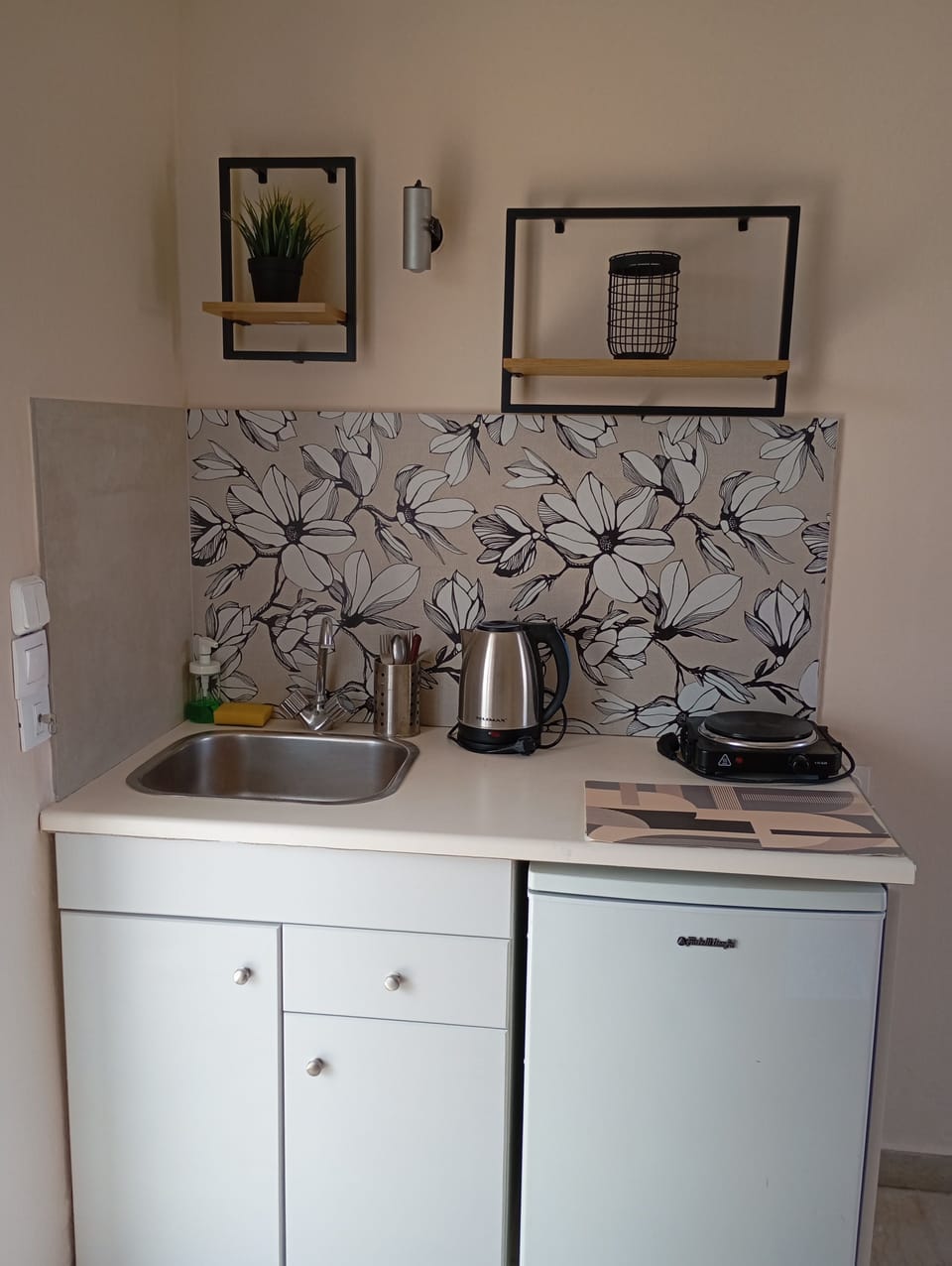 Superior Studio | Private kitchen | Full-size fridge, stovetop, coffee/tea maker, electric kettle