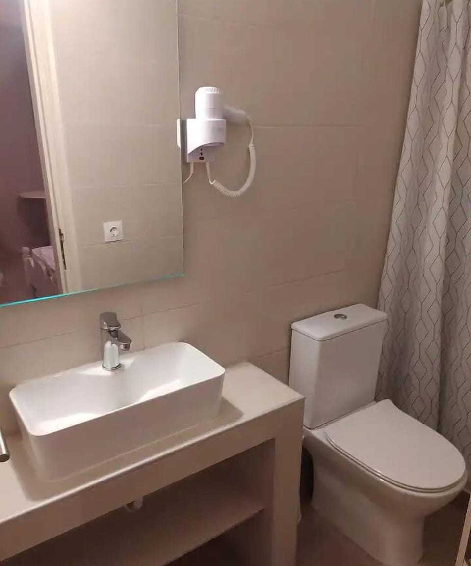 Superior Studio | Bathroom | Combined shower/tub, free toiletries, hair dryer, towels