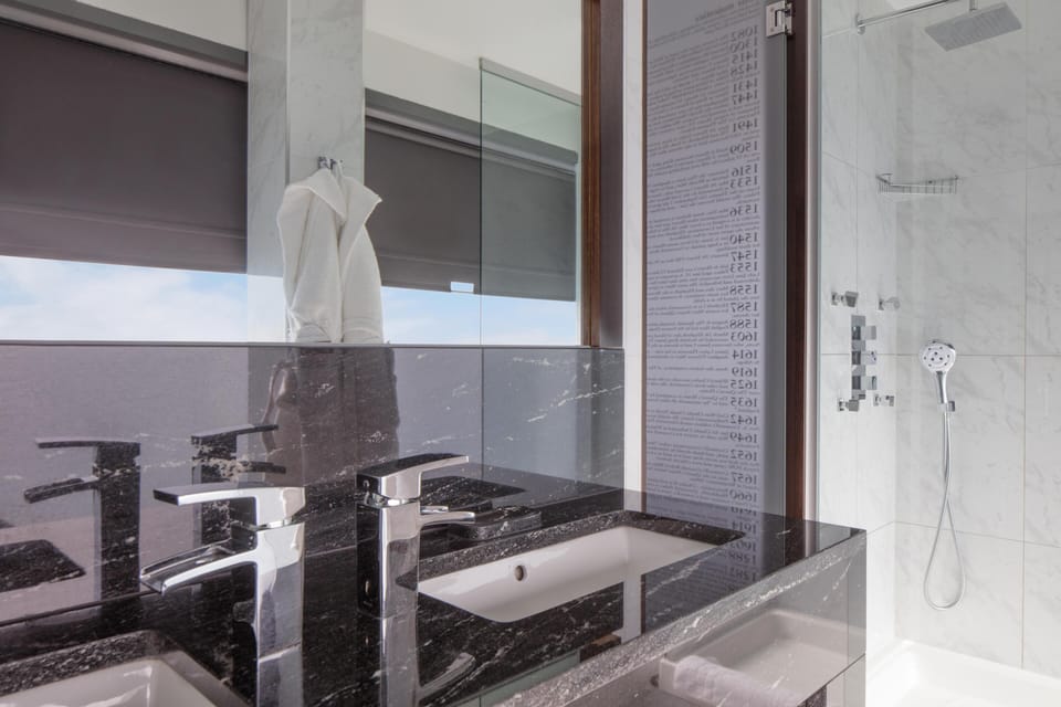 Junior Suite, 1 King Bed, Non Smoking | Bathroom | Free toiletries, hair dryer, towels