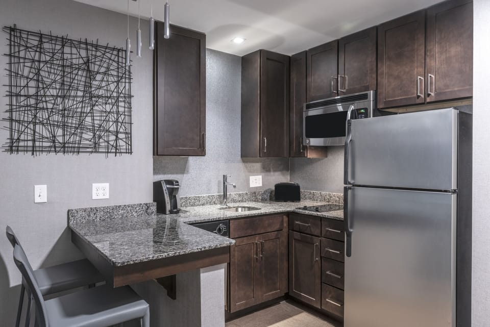 Coffee/tea maker, fridge, microwave, stovetop