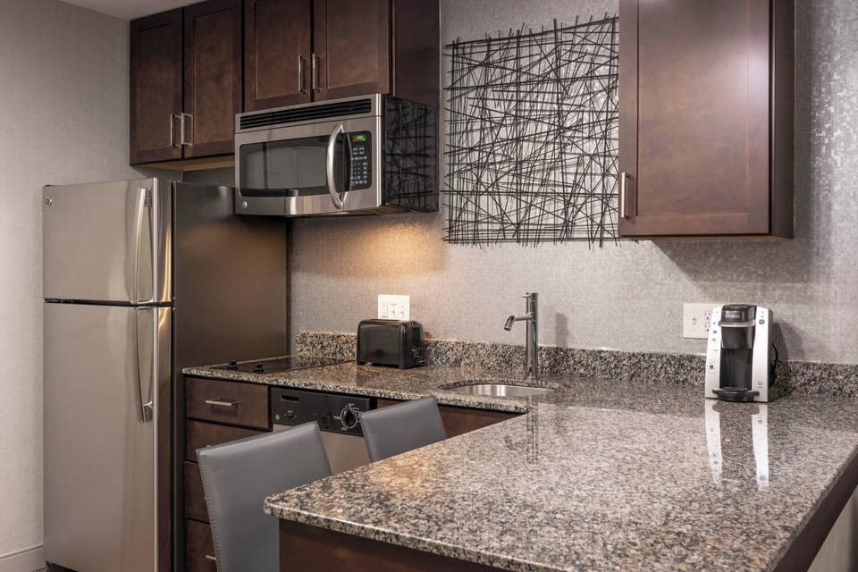 Coffee/tea maker, fridge, microwave, stovetop