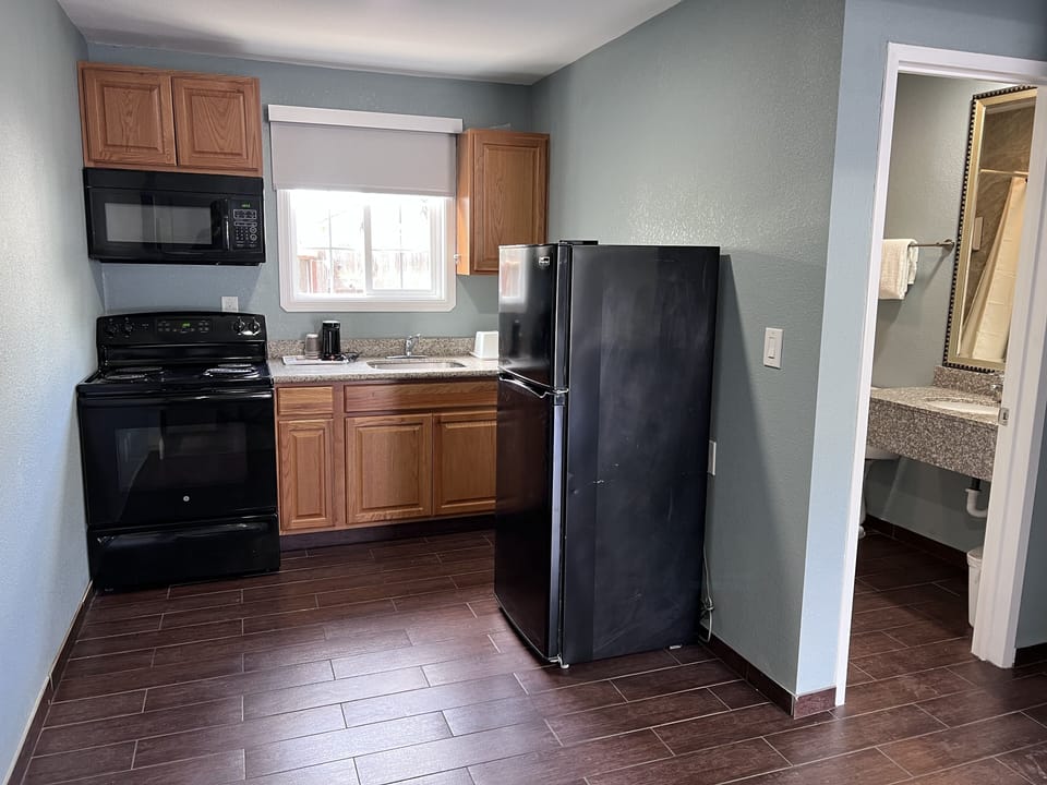Premier Studio Suite, 1 King Bed | Private kitchen | Fridge, microwave
