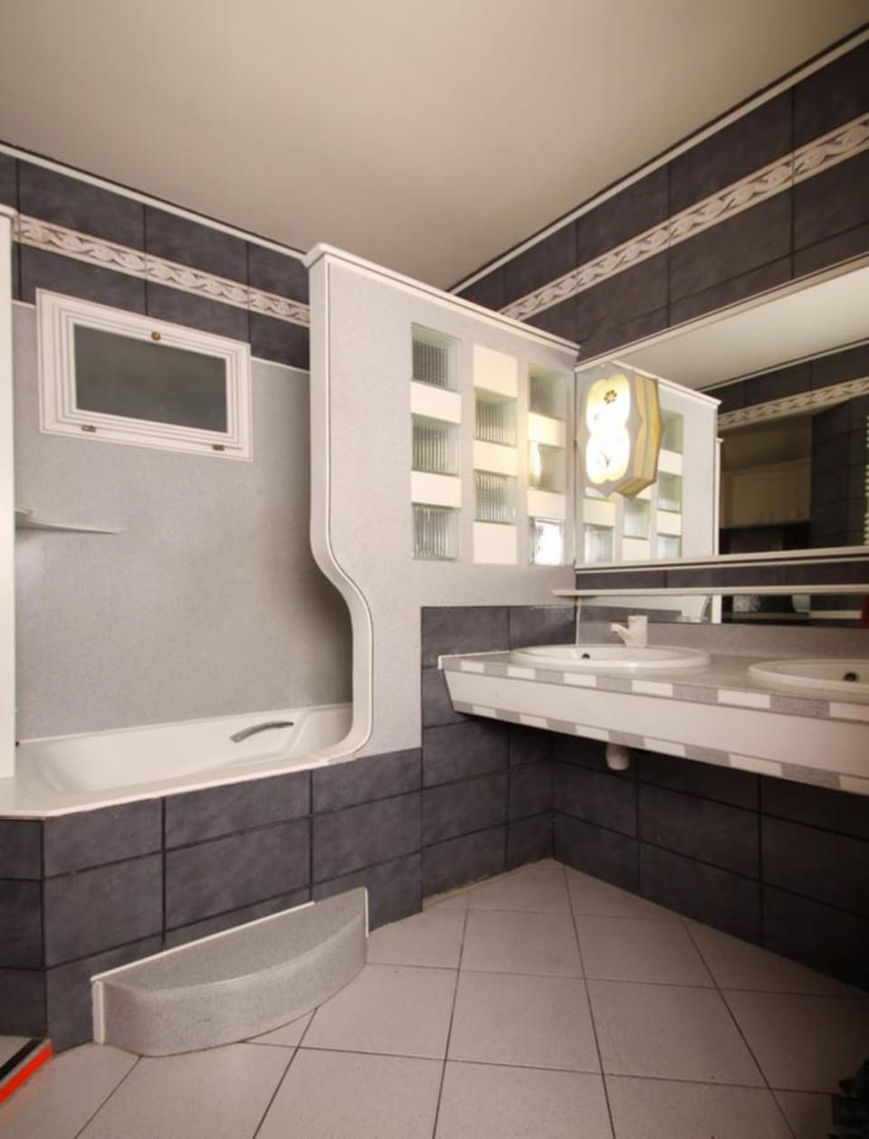 Combined shower/tub, free toiletries, hair dryer, towels