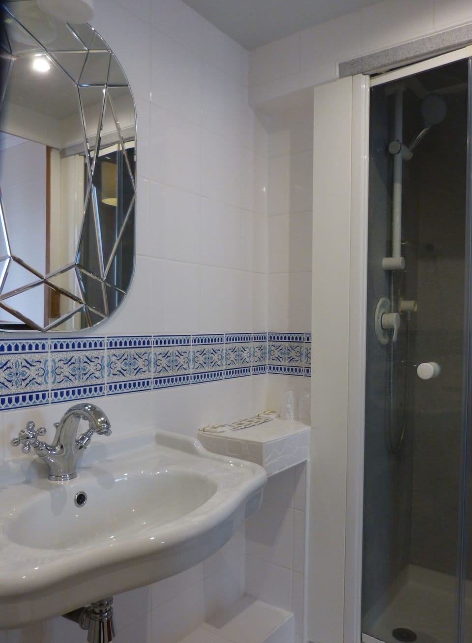 Triple Room, Private Bathroom | Bathroom | Combined shower/tub, free toiletries, hair dryer, towels