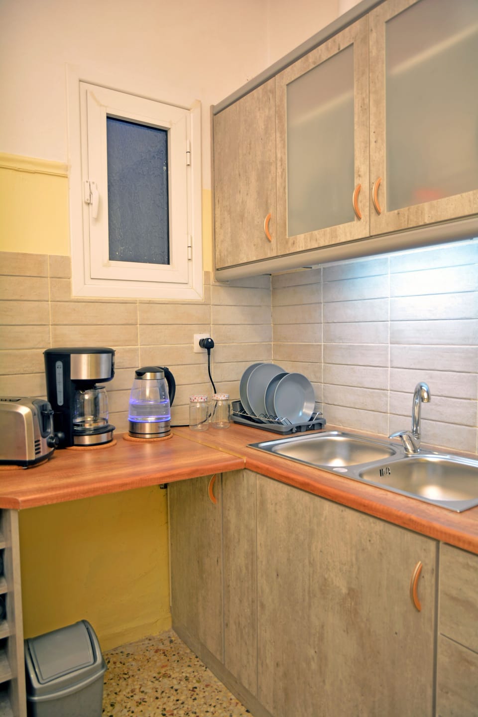 City Apartment | Private kitchen | Full-size fridge, microwave, oven, stovetop