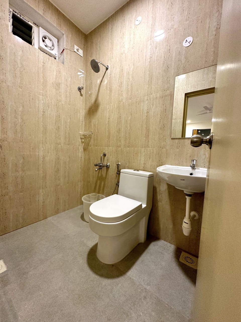 Family Room | Bathroom | Shower, towels, soap, shampoo
