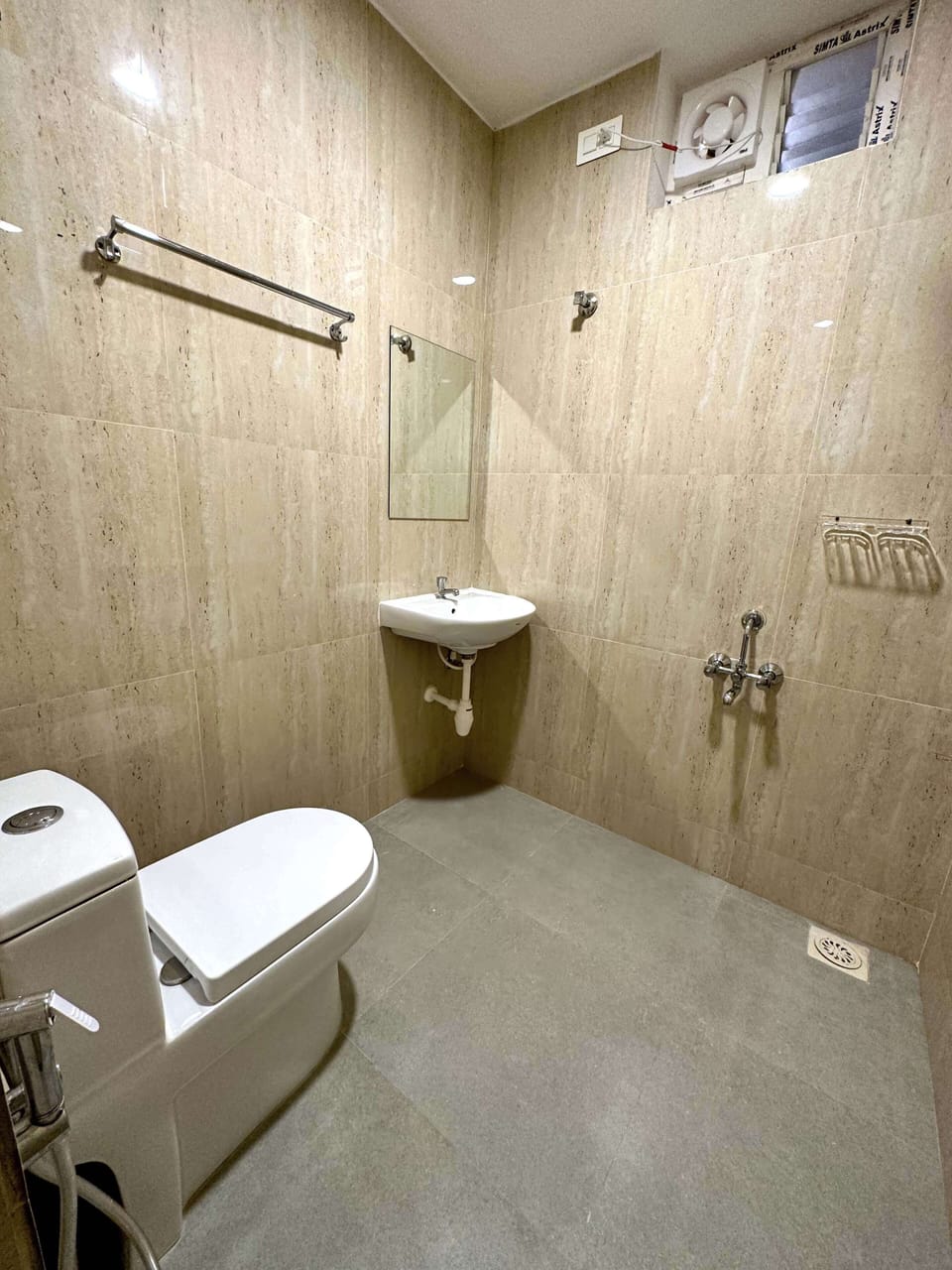 Lakeview Room | Bathroom | Shower, towels, soap, shampoo