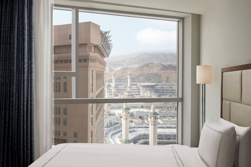 Hypo-allergenic bedding, in-room safe, desk, blackout drapes