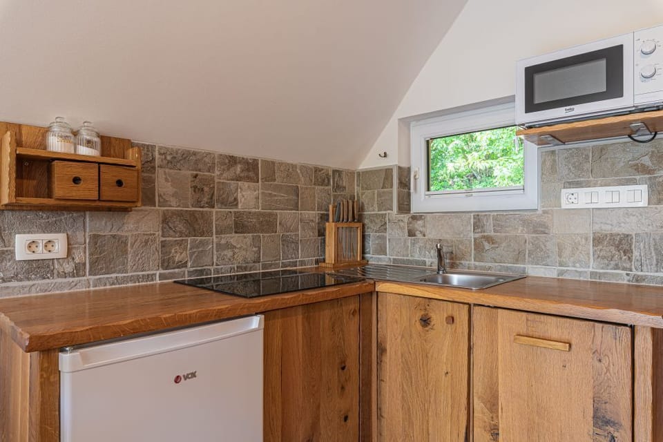 Oven, stovetop, dishwasher, coffee/tea maker