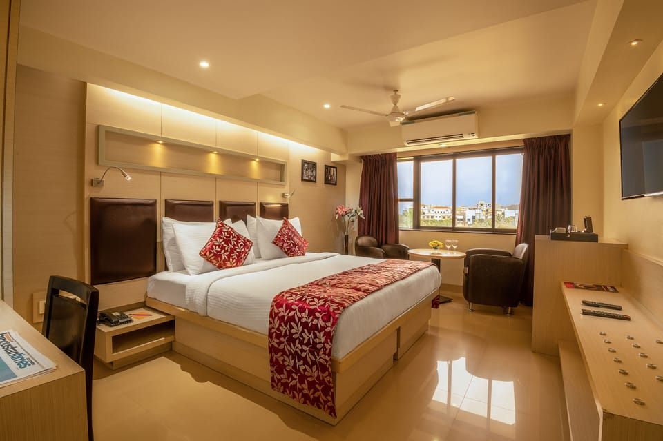 Premium Room | Premium bedding, in-room safe, desk, iron/ironing board