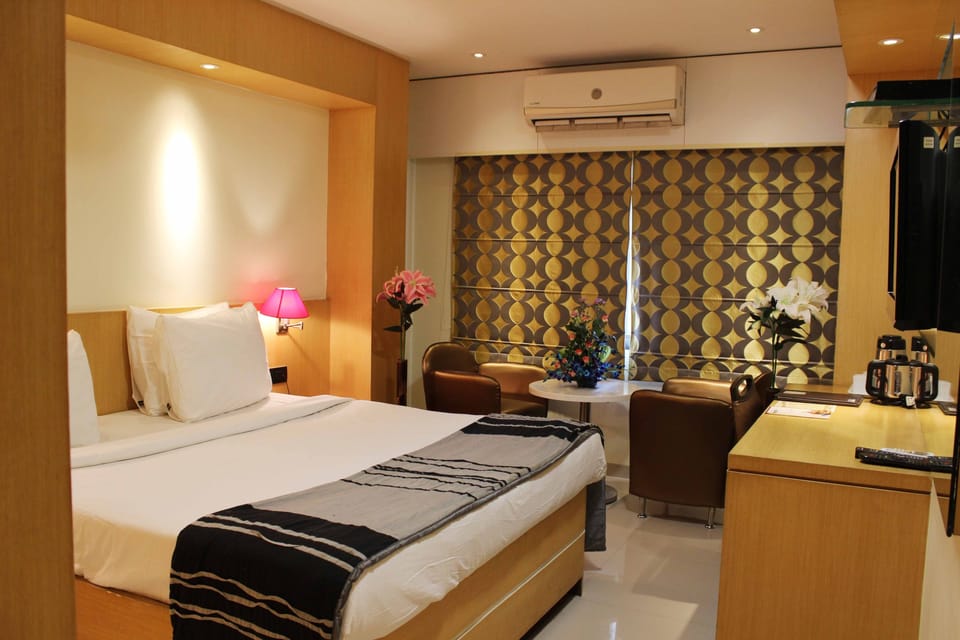 Premium bedding, in-room safe, desk, iron/ironing board