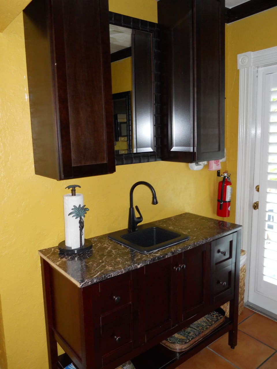 Luxury Havana Suite w/kitchenette | Private kitchenette | Fridge, coffee/tea maker