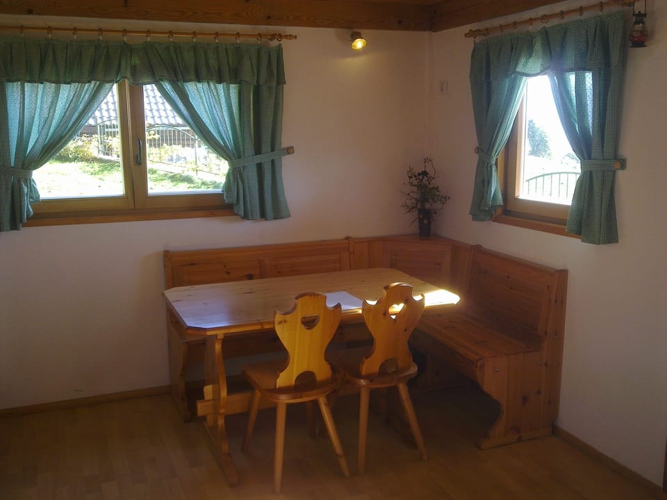 House, 2 Bedrooms | In-room dining