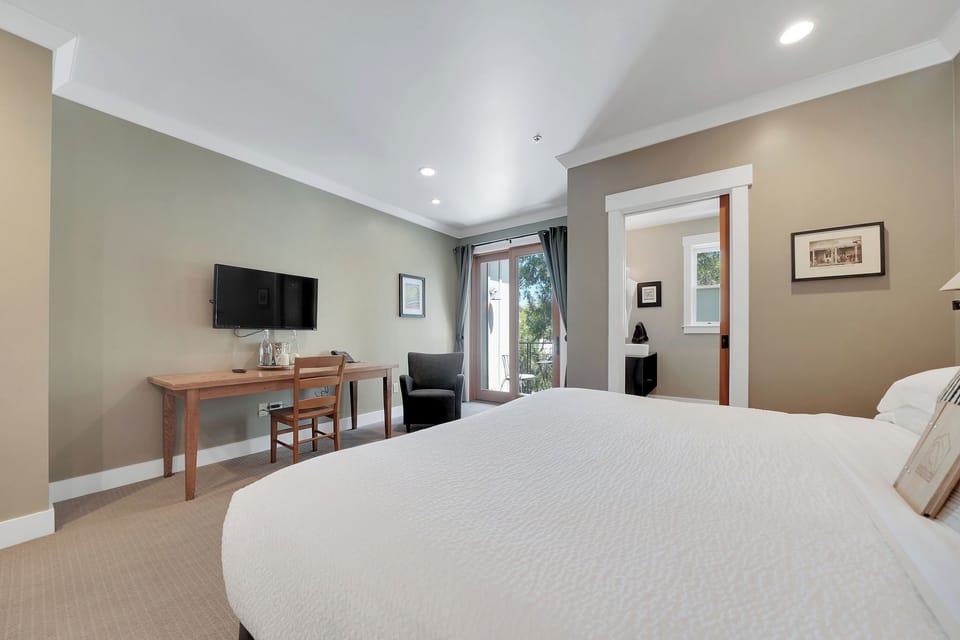 Premium Room, 1 King Bed | Premium bedding, desk, soundproofing, iron/ironing board
