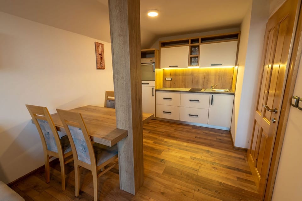 Fridge, oven, stovetop, coffee/tea maker