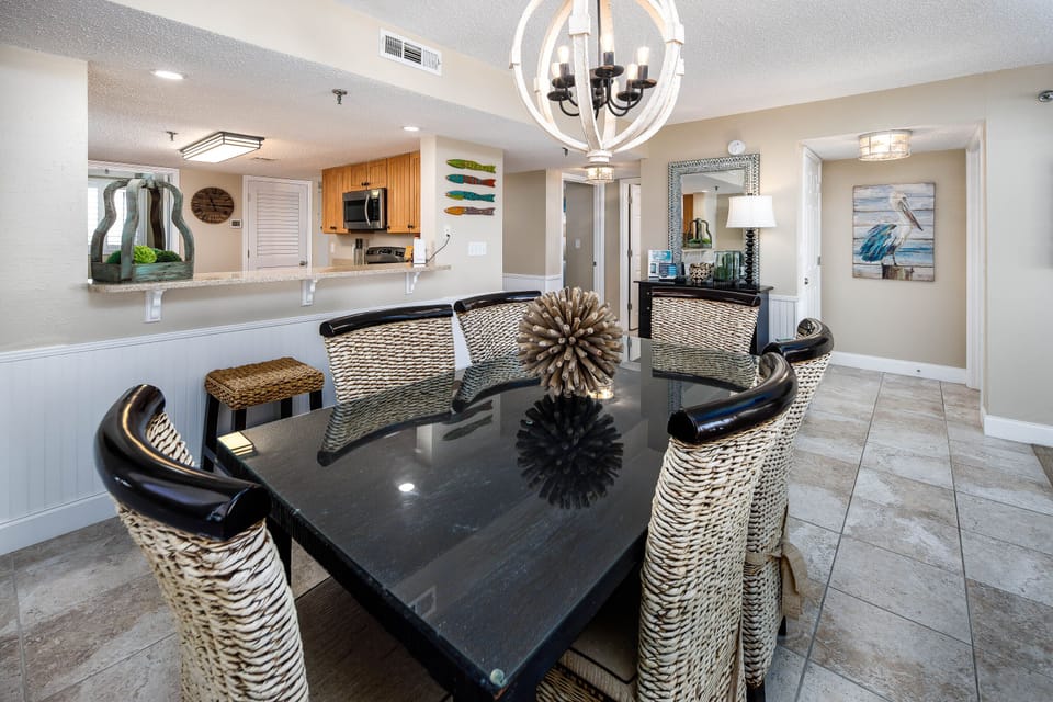 Dining area - Enjoy a meal with a view!