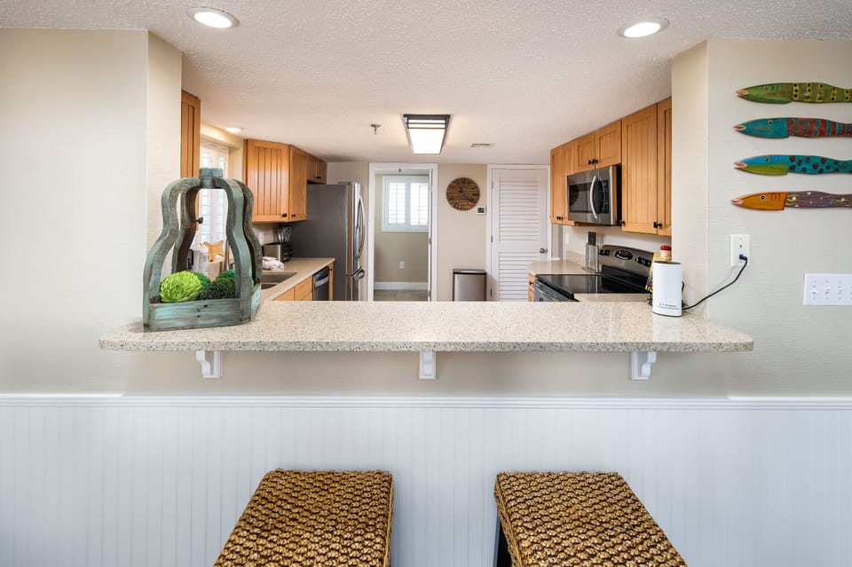 Breakfast Bar - Additional seating at the breakfast Bar.