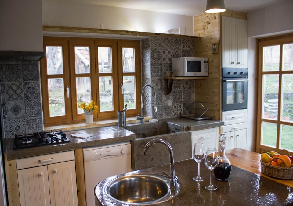 House | Private kitchen | Stovetop, coffee/tea maker, cookware/dishes/utensils