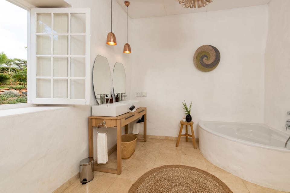 Luxury Cottage (Luxury Family Room - Cottage 8) | Bathroom | Hydromassage showerhead, free toiletries, hair dryer, bathrobes
