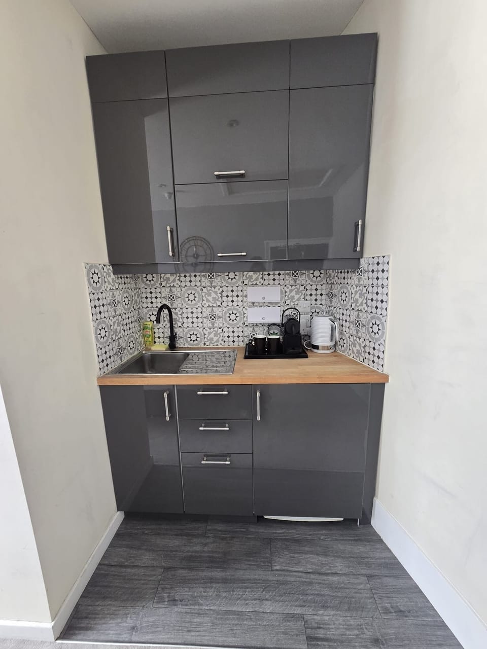 Superior Studio Suite | Private kitchen | Fridge, microwave, coffee/tea maker, electric kettle