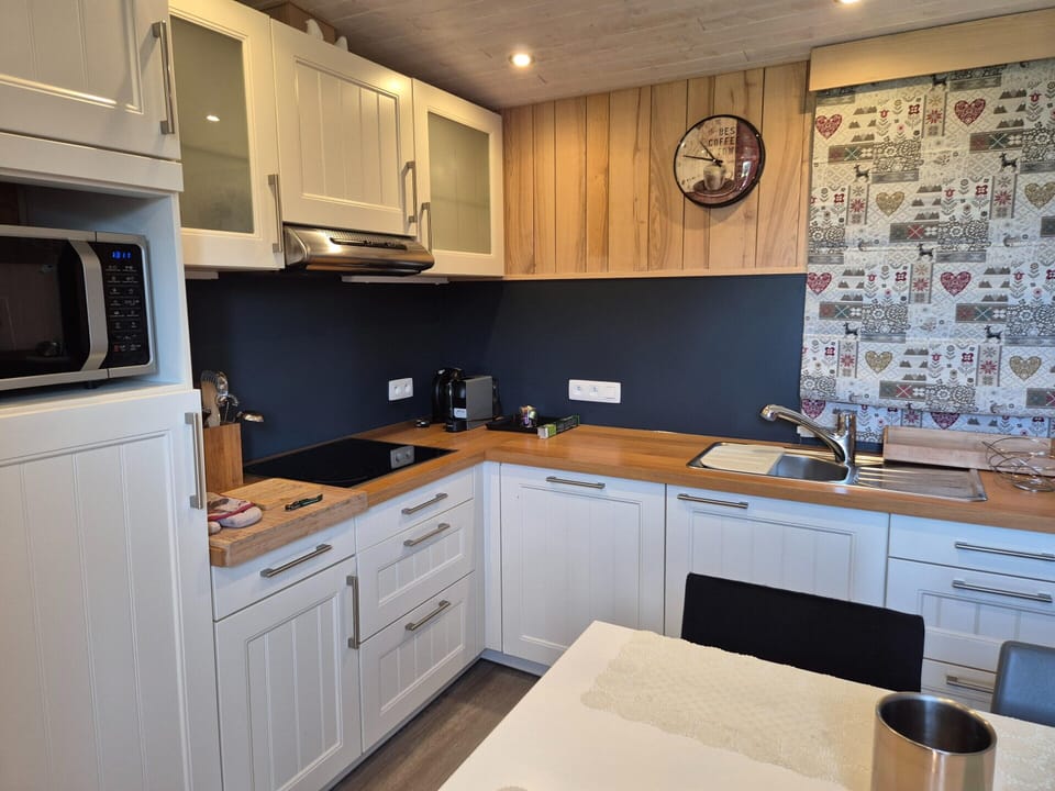 Cottage | Private kitchen | Microwave, electric kettle, toaster