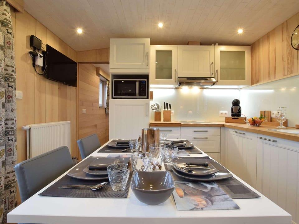 Cottage | Private kitchen | Microwave, electric kettle, toaster