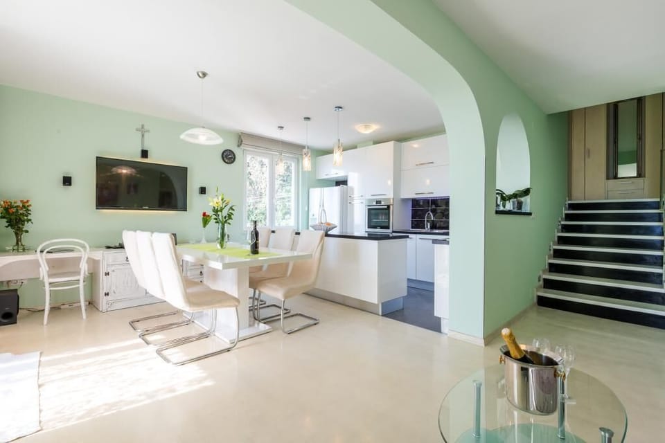 Apartment (1 Bedroom Apt with Balcony n Sea View) | Dining room