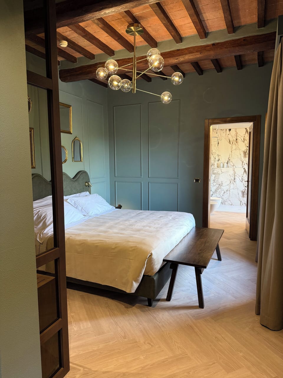 Suite La Torre | Free minibar, in-room safe, desk, blackout drapes